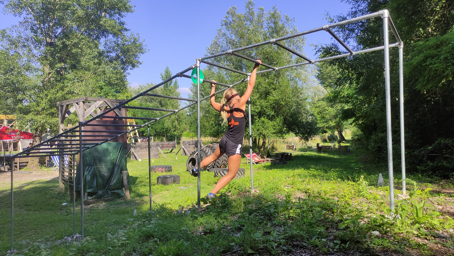 Cali-Cube-Story-Trainingsareal-baut-Monkeybar-mit-Kee-Klamp-Rohrverbinder