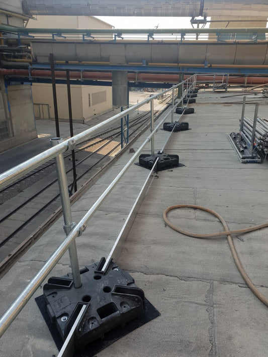 KGUPS KEE GUARD PREMIUM - freistehende Absturzsicherung ohne Ausleger /Auflast gehalten FORDERN SIE IHR ANGEBOT AN!